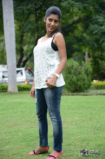 Gayatri-at-Bandhook-Movie-Platinum-Disc-Function